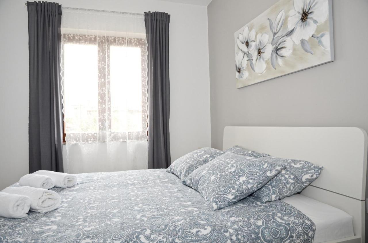Family Friendly Apartments With A Swimming Pool Povljana, Pag - 244 Екстериор снимка